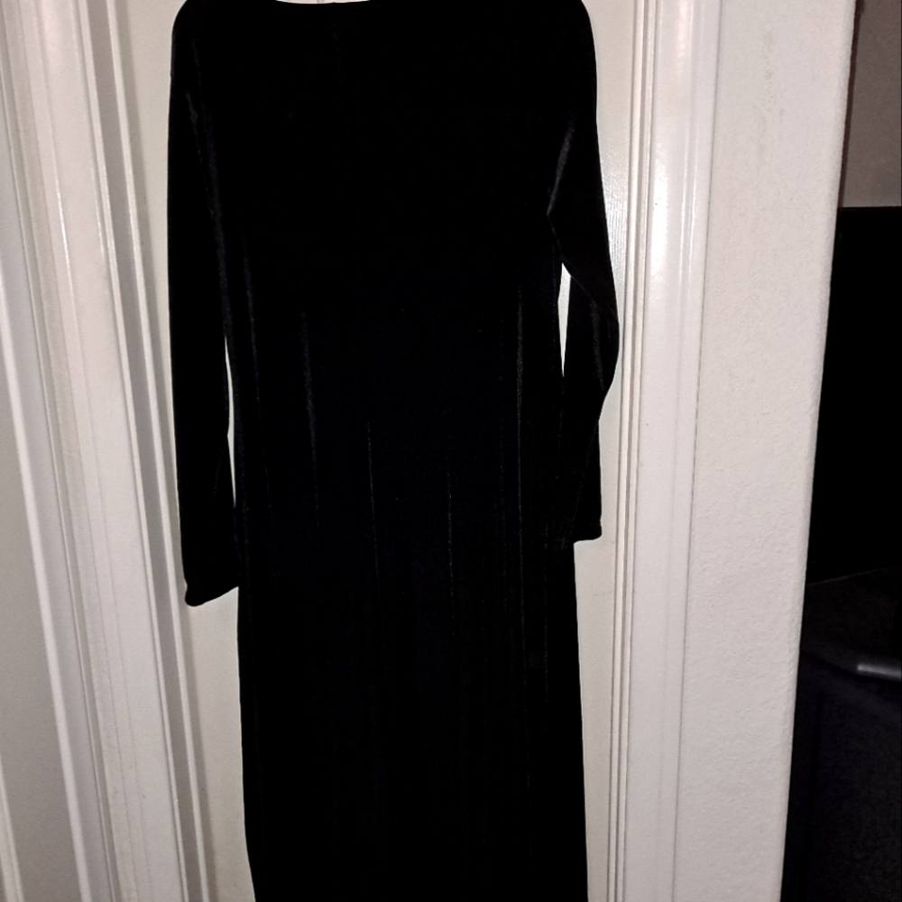 SIZE 16/18 BLACK VELVET MAXI DRESS.